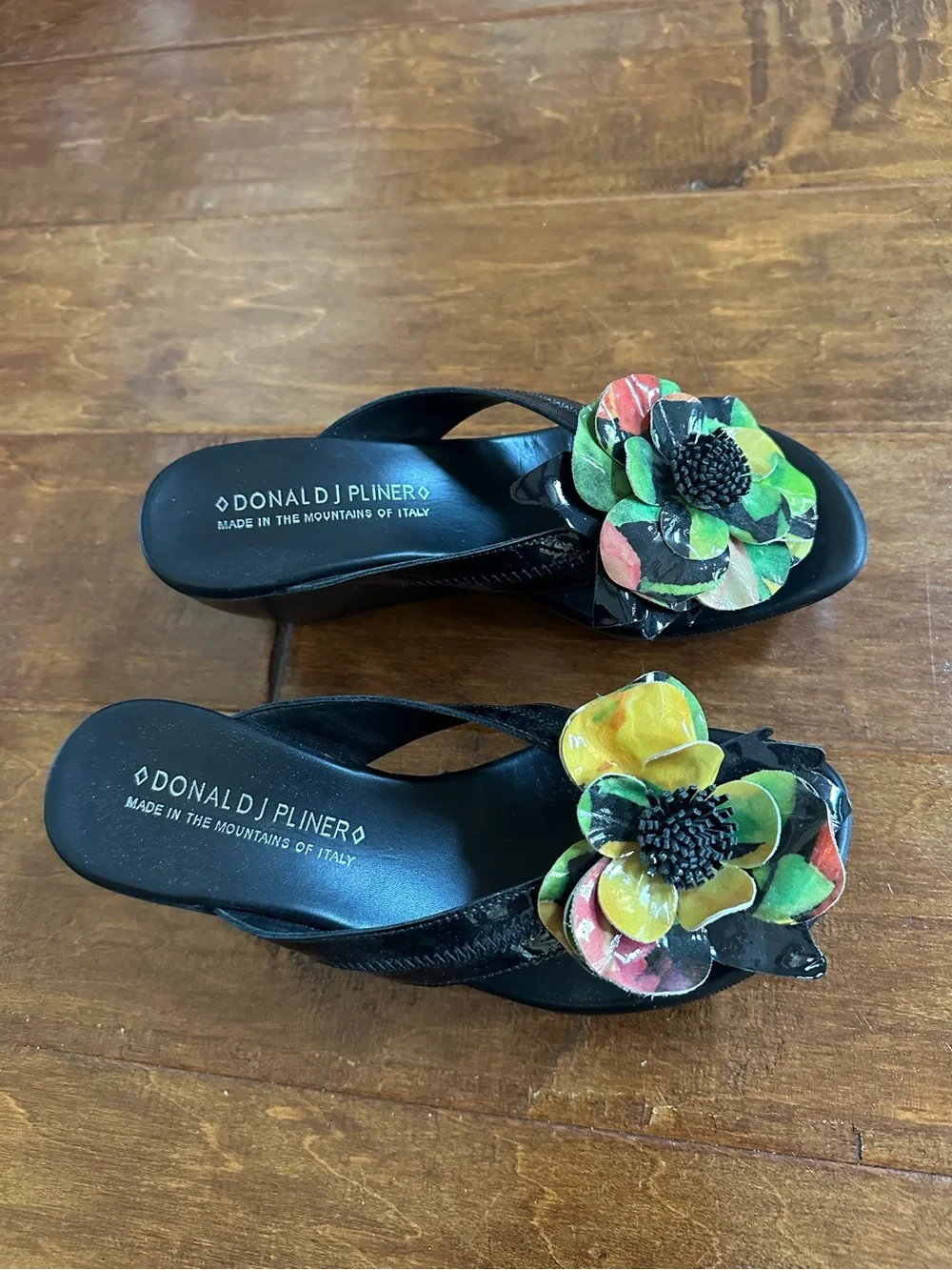 Donald J Pliner Size 7 M Floral Black Patent Leather Wedge Sandals Made in Italy